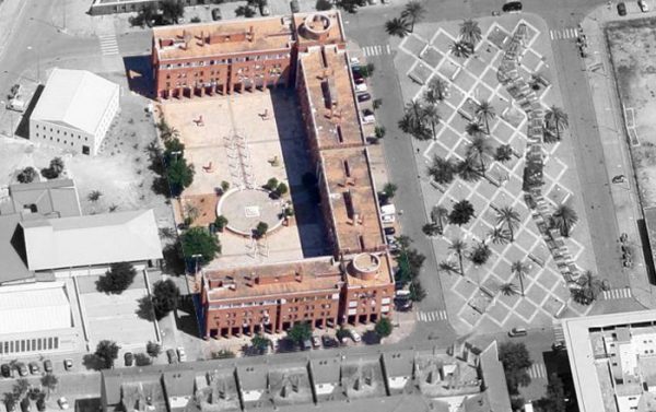 Imagen aérea del edificio residencial con el Patio Pico Aaneto al centro